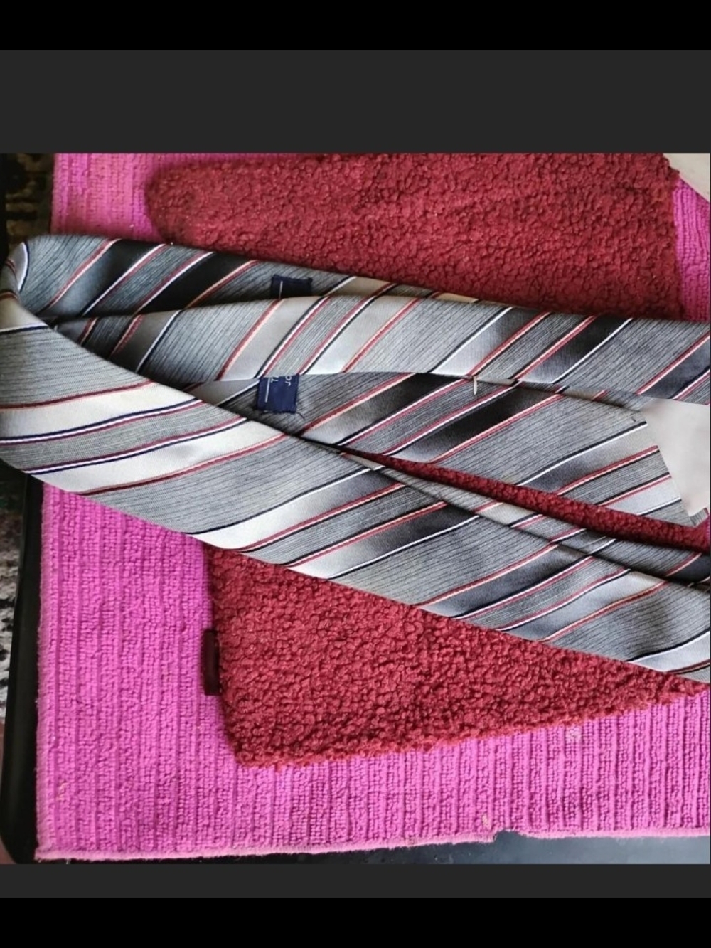 Classic Silver Stripe Men’s Tie - Elegant Formal Accessory